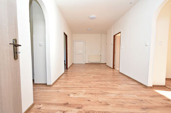 Vstupní chodba a chodba bytové jednotky s možností úložných prostor.  - Prodej bytu 3+1 v osobním vlastnictví 192 m², Otvovice