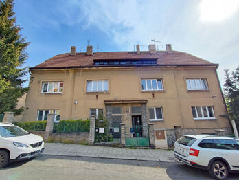 Pohled na bytový dům z ulice. - Prodej bytu 3+1 v osobním vlastnictví 192 m², Otvovice
