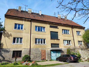 Pohled na rodinný dům ze dvora.  - Prodej bytu 3+1 v osobním vlastnictví 192 m², Otvovice