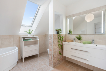 Horní koupelna - Prodej domu 316 m², Dřísy