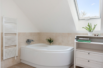 Horní koupelna - Prodej domu 316 m², Dřísy