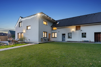 Pohled večer - Prodej domu 316 m², Dřísy