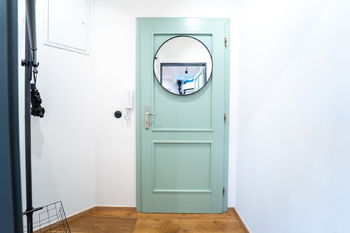 Vstupní dveře - Prodej bytu 1+kk v osobním vlastnictví 40 m², Praha 7 - Holešovice