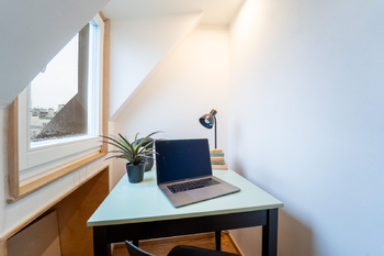 Pracovní stůl - Prodej bytu 1+kk v osobním vlastnictví 40 m², Praha 7 - Holešovice