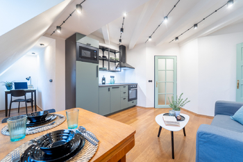 Obývací prostor s kuchyní - Prodej bytu 1+kk v osobním vlastnictví 40 m², Praha 7 - Holešovice