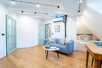 Obývací část - Prodej bytu 1+kk v osobním vlastnictví 40 m², Praha 7 - Holešovice