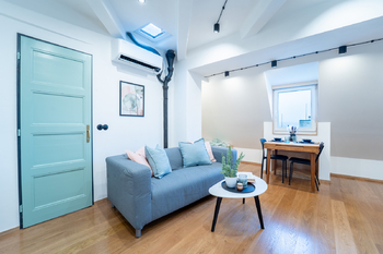 Obývací část s jídelnou - Prodej bytu 1+kk v osobním vlastnictví 40 m², Praha 7 - Holešovice