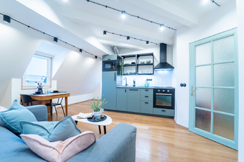 Obývací prostor s kuchyní - Prodej bytu 1+kk v osobním vlastnictví 40 m², Praha 7 - Holešovice