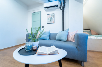 Obývací pokoj - Prodej bytu 1+kk v osobním vlastnictví 40 m², Praha 7 - Holešovice