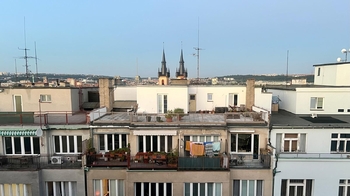 Výhled z okna na východ - Prodej bytu 1+kk v osobním vlastnictví 40 m², Praha 7 - Holešovice