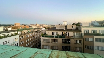 Výhled z okna na jih - Prodej bytu 1+kk v osobním vlastnictví 40 m², Praha 7 - Holešovice