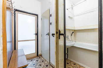 chodba s pohledem do koupelny - Prodej bytu 2+1 v osobním vlastnictví 53 m², Praha 6 - Veleslavín
