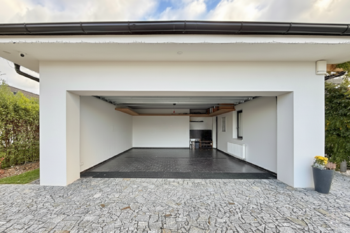 garáž pro 2 auta - Prodej bytu 5+kk v osobním vlastnictví 226 m², Sibřina