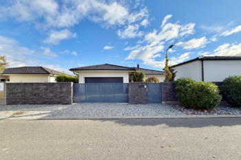 pohled z ulice - Prodej bytu 5+kk v osobním vlastnictví 226 m², Sibřina