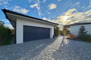 dvůr před domem - Prodej bytu 5+kk v osobním vlastnictví 226 m², Sibřina