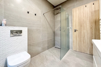 koupelna - Prodej bytu 5+kk v osobním vlastnictví 226 m², Sibřina