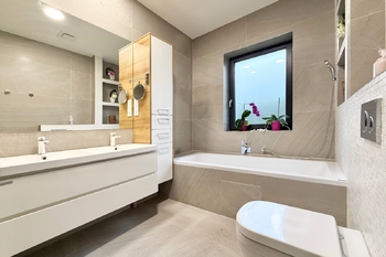 koupelna - Prodej bytu 5+kk v osobním vlastnictví 226 m², Sibřina