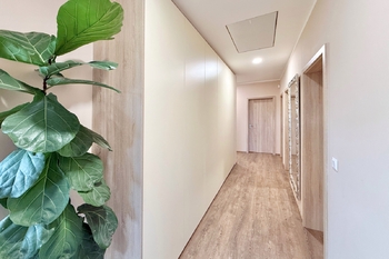 chodba - Prodej bytu 5+kk v osobním vlastnictví 226 m², Sibřina