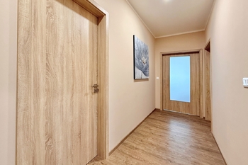 chodba - Prodej bytu 5+kk v osobním vlastnictví 226 m², Sibřina