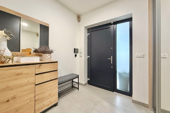 předsíň - Prodej bytu 5+kk v osobním vlastnictví 226 m², Sibřina