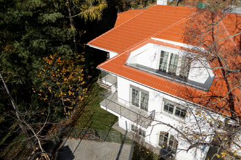 Prodej - bytová jednotka 4+kk – 128,72 m², zahrada 109,02 m², 2 parkovací stání. Praha 10 – Záběhlice u Hamru - Prodej bytu 4+kk v osobním vlastnictví 238 m², Praha 10 - Záběhlice