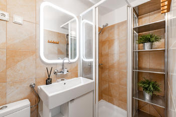 Koupelna se sprchovým koutem, moderním osvětlením - Prodej kancelářských prostor 60 m², Praha 8 - Karlín