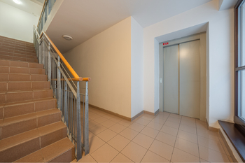 výtah - Pronájem bytu 2+kk v osobním vlastnictví 70 m², Praha 5 - Košíře