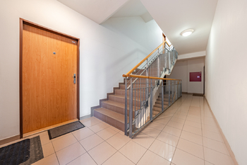 společná chodba  - Pronájem bytu 2+kk v osobním vlastnictví 70 m², Praha 5 - Košíře