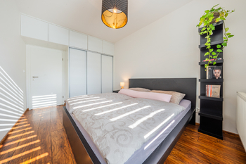 ložnice s nábytkem - Pronájem bytu 2+kk v osobním vlastnictví 70 m², Praha 5 - Košíře