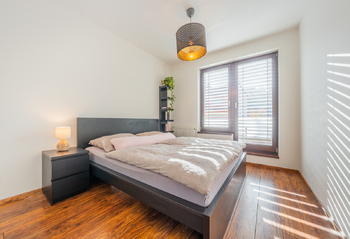 ložnice s nábytkem - Pronájem bytu 2+kk v osobním vlastnictví 70 m², Praha 5 - Košíře