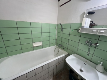 koupelna - Prodej bytu 3+1 v osobním vlastnictví 70 m², Pardubice