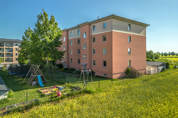 Pohled od hřiště - Prodej bytu 4+kk v osobním vlastnictví 90 m², Praha 9 - Čakovice