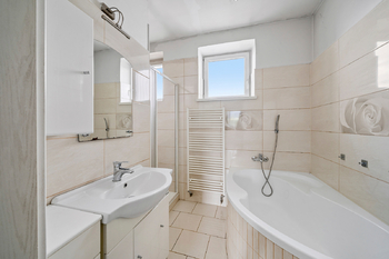 Prodej výrobních prostor 1220 m², Skorošice