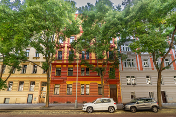 Pohled na budovu - Prodej kancelářských prostor 60 m², Praha 8 - Karlín