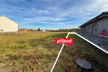 vyznačená příjezdová cesta - Prodej pozemku 852 m², Zápy
