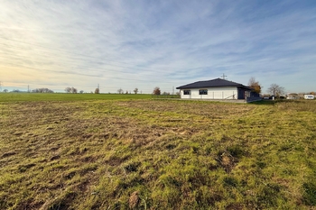 Prodej pozemku 852 m², Zápy