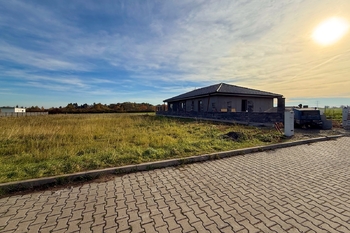 příjezd k pozemku - Prodej pozemku 852 m², Zápy