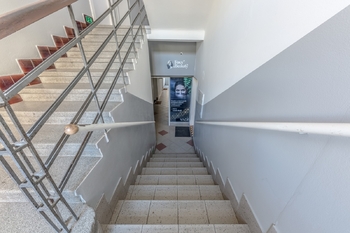 Vchod do salónu - Pronájem jiných prostor 110 m², Praha 4 - Podolí