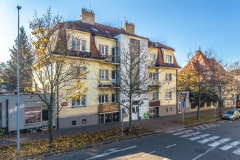 Pohled na vchod do domu - Pronájem jiných prostor 110 m², Praha 4 - Podolí