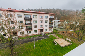 Výhled z bytu - Prodej bytu 2+1 v osobním vlastnictví 64 m², Chlumec
