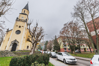 Okolí bytového domu - Prodej bytu 2+1 v osobním vlastnictví 64 m², Chlumec