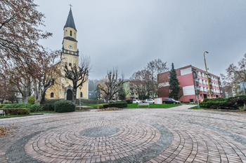 Okolí bytového domu - Prodej bytu 2+1 v osobním vlastnictví 64 m², Chlumec