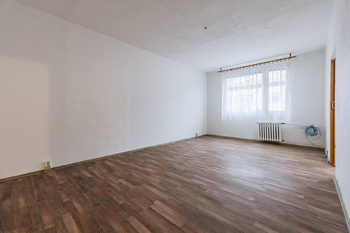 Obývací pokoj - Prodej bytu 2+1 v osobním vlastnictví 64 m², Chlumec