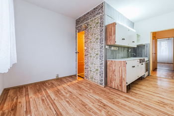 Kuchyň se vstupem do koupelny - Prodej bytu 2+1 v osobním vlastnictví 64 m², Chlumec