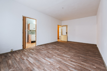 Obývací pokoj - Prodej bytu 2+1 v osobním vlastnictví 64 m², Chlumec