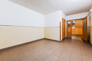 Vstup do domu - Prodej bytu 2+1 v osobním vlastnictví 64 m², Chlumec