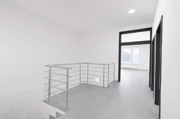 chodba-prostor nad schodištěm - Pronájem kancelářských prostor 180 m², Praha 4 - Chodov