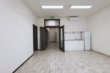 kuchyňským koutem - Pronájem kancelářských prostor 180 m², Praha 4 - Chodov