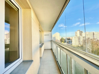 zasklená lodžie - Pronájem bytu 1+kk v osobním vlastnictví 36 m², Pardubice