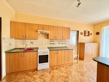 kuchyně s linkou - Prodej domu 109 m², Rybitví